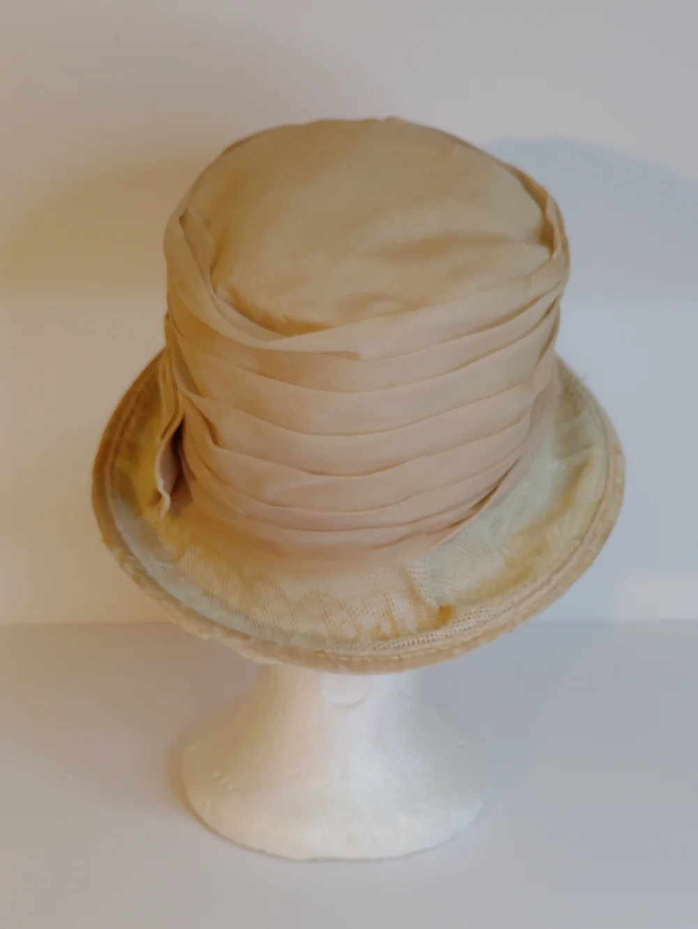 Vintage-Inspired Women's Beige Cloche Hat with Bow